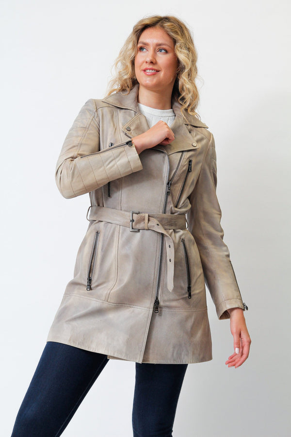 Beige längere sportliche Damen Gürteljacke aus Lammnappa und asymmetrischen Reißverschluss