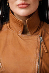 Kurze Damen Nubuk Lederjacke im Biker Style tailliert in Cognac