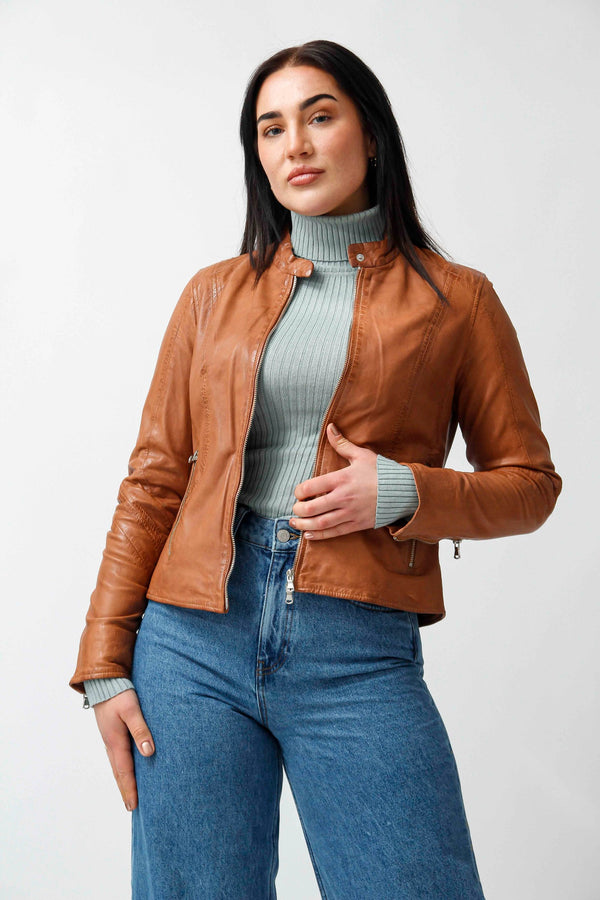  Kurze sportliche Damenlederjacke tailliert aus Lammnappa in cognac und Stehkragen