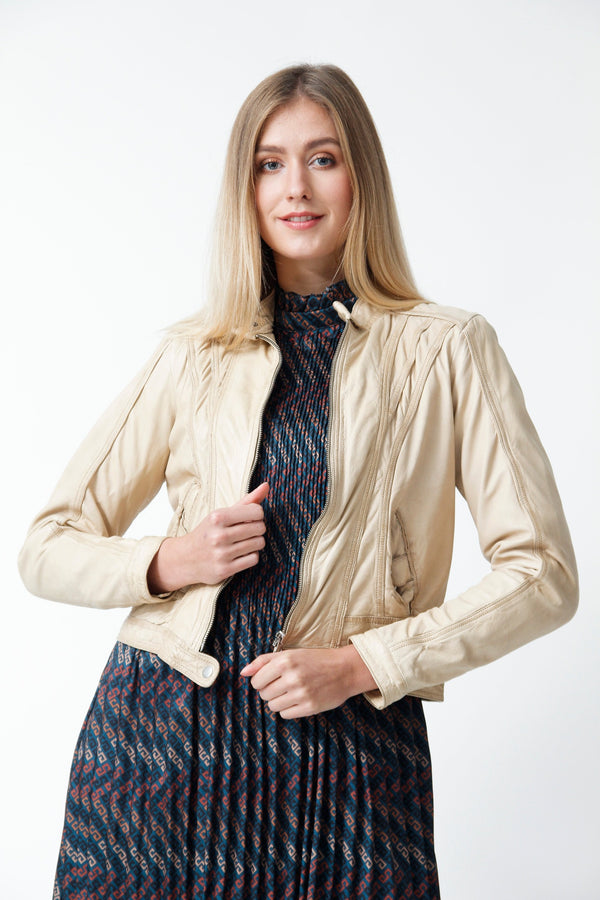 Kurze Bikerstyle Damen Lederjacke aus Lammnappa beige tailliert mit Stehkragen