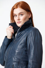 Kurze sportliche Lederjacke aus Lammnappa in Navy Blue tailiert